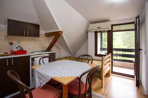 a kitchen and dining room with a table and chairs at Apartmani Stanojevic Sokobanja in Soko Banja