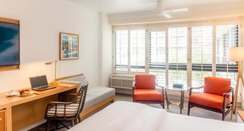 TV a/nebo společenská místnost v ubytování Portola Hotel & Spa
