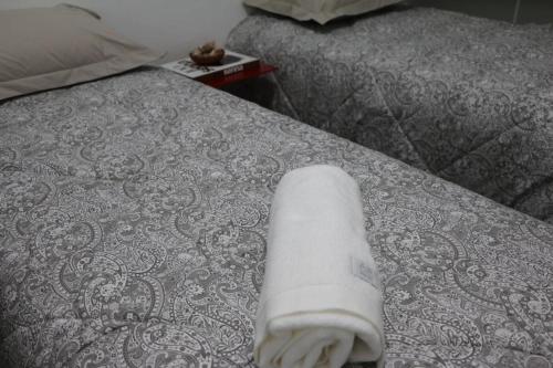 Tempat tidur dalam kamar di Casa com Quarto Simples a 4 KM do aeroporto de São José dos Pinhais