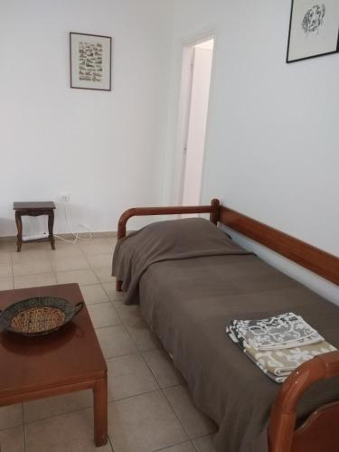 Una cama o camas en una habitación de Hermes Apartment -1