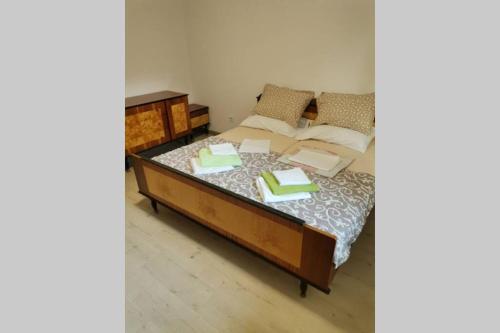 Un dormitorio con una cama con libros. en Apartman Danica, en Herceg-Novi