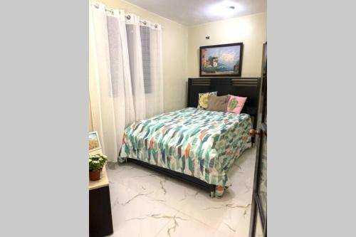 1 dormitorio con 1 cama con edredón en Céntrico para 2 personas con tv marquesina luz y cocina en La Romana