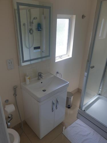 Gallery image of London Luxury 2 Bedroom Flat 5min walk from Overground, with FREE WIFI, FREE PARKING-Sleeps x6 in Ilford