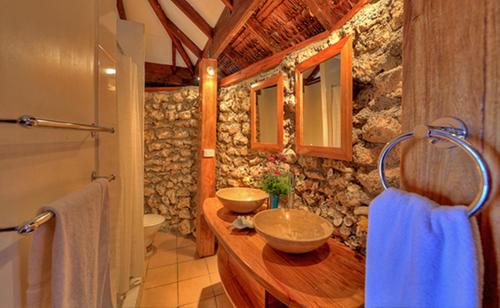 A bathroom at Coco Beach Resort