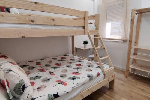 - une chambre avec des lits superposés et une échelle dans l'établissement Xátiva Home, Loft Center, à Xàtiva