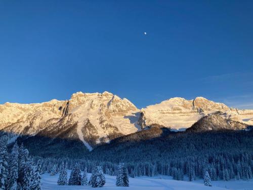 Vista generica sulle montagne o vista sulle montagne dall'interno del bed & breakfast