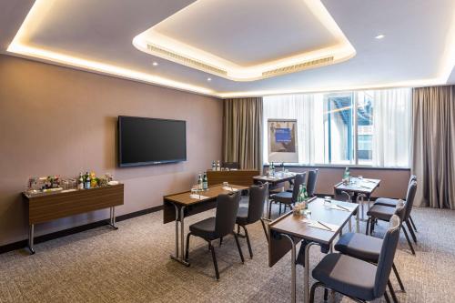 Télévision ou salle de divertissement dans l'établissement Radisson Blu Hotel, Dubai Canal View