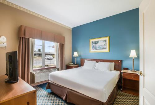 En eller flere senge i et værelse på Americas Best Value Inn Three Rivers