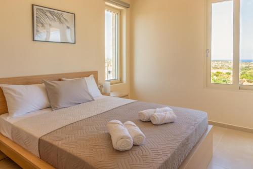 Кровать или кровати в номере Cretan fleur apartments