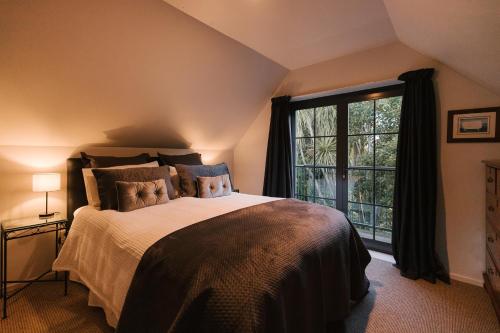 Un pat sau paturi într-o cameră la Hiwinui Country Estate