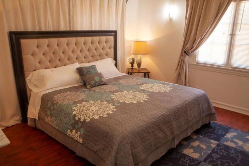 Un pat sau paturi într-o cameră la Hidden Weekend Getaway in NoHo