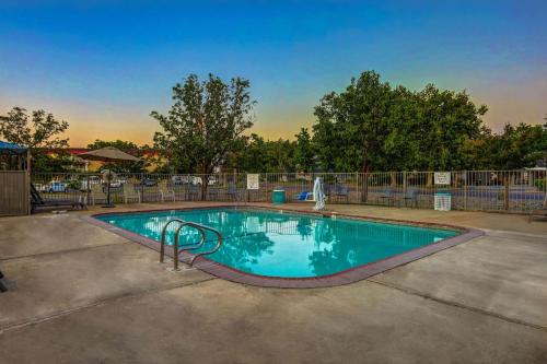 Bazén v ubytování Motel 6-Red Bluff, CA nebo v jeho okolí