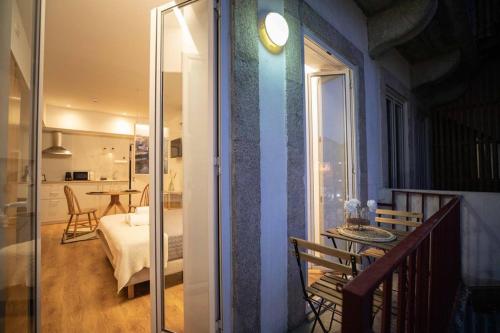 Habitación con balcón y vistas a un dormitorio. en Lemago Porto Apartments - Poveiros, en Oporto