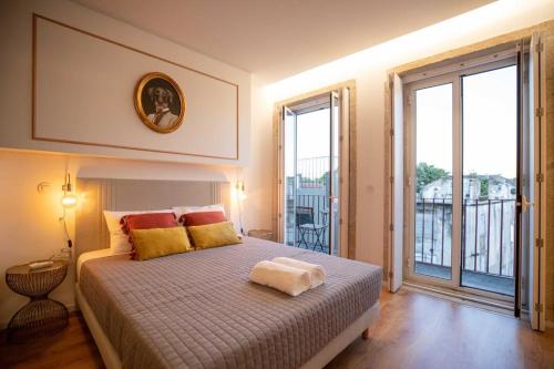1 dormitorio con cama y ventana grande en Lemago Porto Apartments - Poveiros, en Oporto