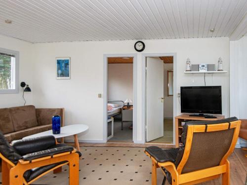 TV a/nebo společenská místnost v ubytování 6 person holiday home in Ebeltoft