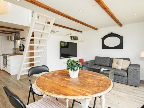 sala de estar con mesa y sofá en 4 star holiday home in Skagen, en Skagen