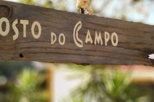 a sign that says do campo on a piece of wood at Gosto do Campo in Lavre