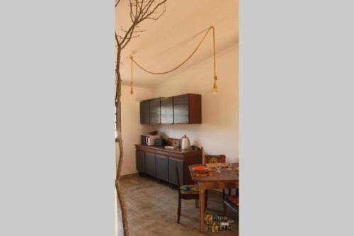 a kitchen with a table and a dining room at Gosto do Campo in Lavre