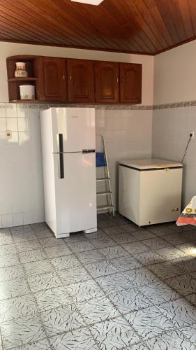 uma cozinha com um frigorífico branco e uma escada em SOLAR DA BRAN Mosqueiro - Pará em Belém