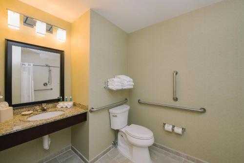 Kamar mandi di Holiday Inn Express and Suites Merrimack, an IHG Hotel