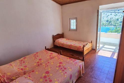 Tempat tidur dalam kamar di Apartment Petar - 30m from the sea
