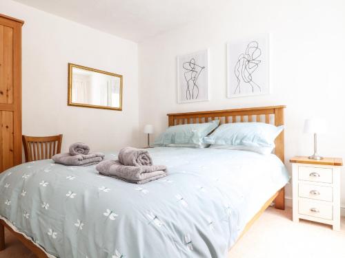 een slaapkamer met een bed met handdoeken erop bij Lookout Cottage in Penzance