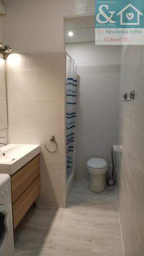 une salle de bain avec toilettes et lavabo et une machine à laver dans l'établissement T1 Bis neuf climatisé tout équipé #1, à Toulon