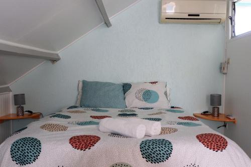 מיטה או מיטות בחדר ב-La porte bleue