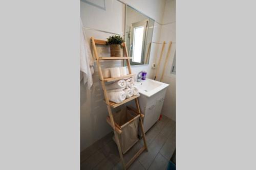 um banheiro com uma pia e um espelho em Sea view apartment em Bat Yam