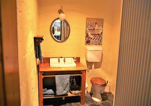 Phòng tắm tại Griffiths Cottage