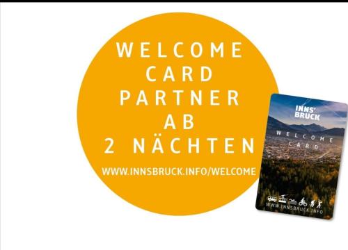 Un signe qui indique un partenaire de la carte de bienvenue un neveu et un livre dans l'établissement Ferienwohnung Spitzmandl, à Innsbruck