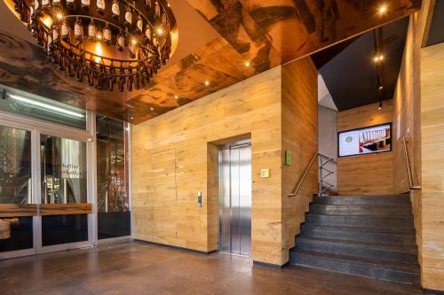 a lobby with a staircase and a chandelier at JOESEPP´S HOTEL am Schweizerberg in Memmingen