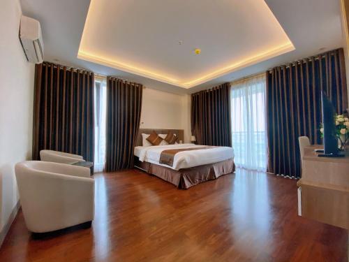 Thanh Dat Hotel I في Ninh Lão: غرفه فندقيه بسرير وكرسي