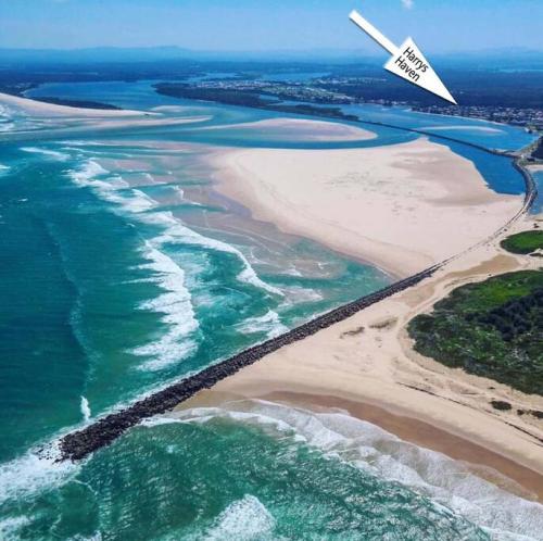 uma vista aérea de uma praia e do oceano em Harrys Haven Harrington em Harrington