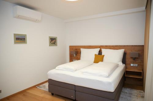 Un pat sau paturi într-o cameră la Gasthof zum Schilling