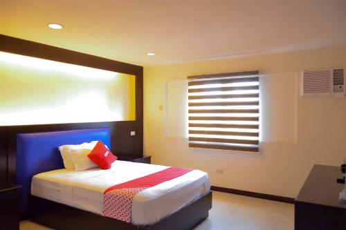 1 dormitorio con 1 cama con ventana y 1 cama sidx sidx sidx sidx en Super OYO 791 Bell Mansion en Manila