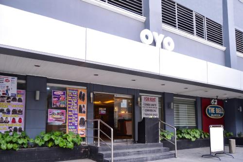 un restaurante coreano de comida rápida con carteles en la fachada en Super OYO 791 Bell Mansion en Manila