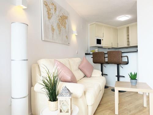 un salon avec un canapé blanc et une table dans l'établissement Appartement in erster Linie mit Meerblick, à Calp