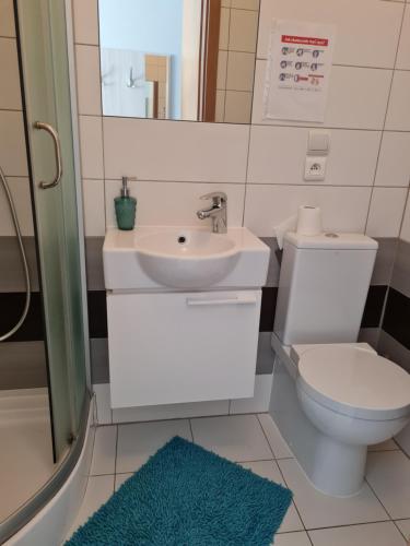 Bilik mandi di Bela - apartamenty, pokoje z aneksami, parking