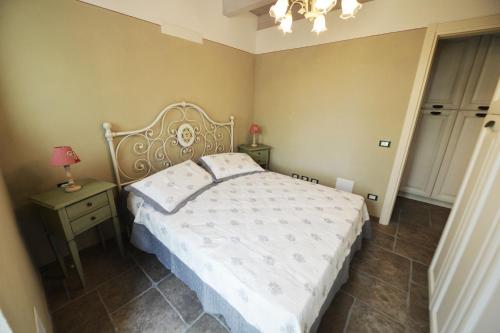 a bedroom with a bed and a lamp on a table at La Beppa - Casa Vacanza in Pontremoli