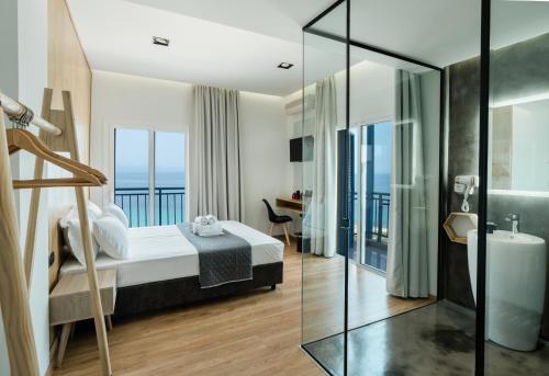Habitación de hotel con cama y balcón en Vrachos Lofts en Áfitos