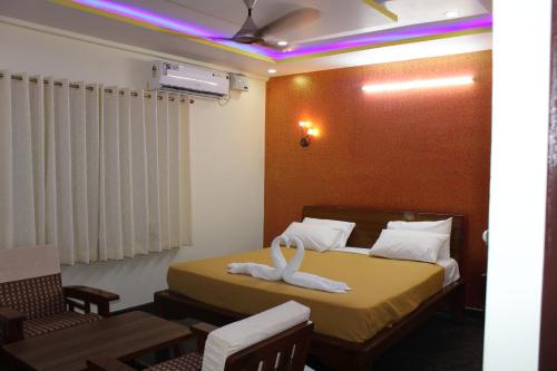 カナーカプラにあるGolden pride hotel ( the pride family restaurant)の白いタオル付きのベッドが備わる客室です。