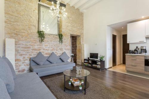 un salon avec un canapé et une table dans l'établissement LE JACQUARD Garage Lyon Centre pour 2 à 8 pers, à Lyon