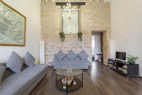 un salon avec un canapé et une table dans l'établissement LE JACQUARD Garage Lyon Centre pour 2 à 8 pers, à Lyon