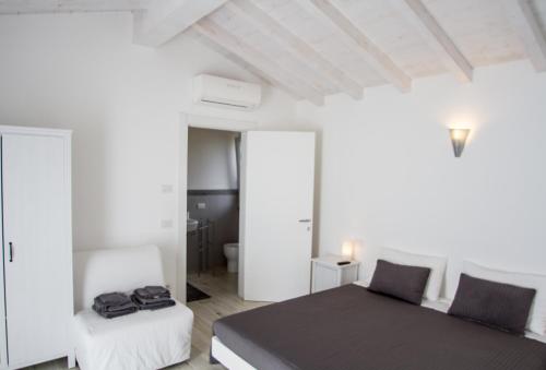 two beds in a room with white walls at Dolce Dormire Suite in Arcola