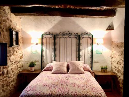 1 dormitorio con 1 cama con 2 almohadas en Casa del Cerro, en Pedroche