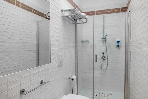 un bagno con doccia, wc e lavandino di Euforia Napoli - Tre Sedi - Three Locations a Napoli