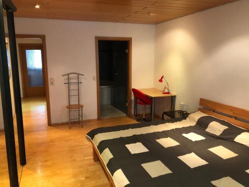 a bedroom with a bed and a desk and a table at Wohnung für 4 Personen, 2 Schlafzimmer, 2 Parkplätze, WLAN in Konstanz