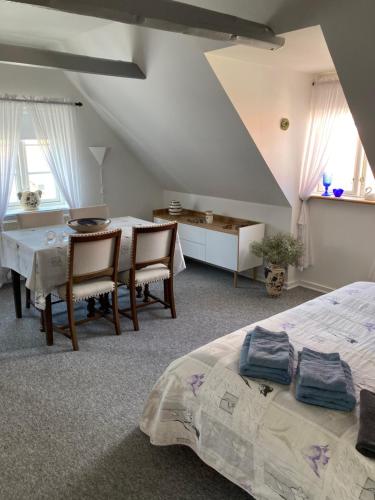 - une chambre avec un lit, une table et des chaises dans l'établissement Ebeltoft Centrum, à Ebeltoft
