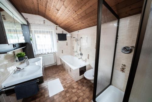 La salle de bains est pourvue d'une baignoire, d'un lavabo et de toilettes. dans l'établissement Ferienhaus "La Casa", à Caldaro